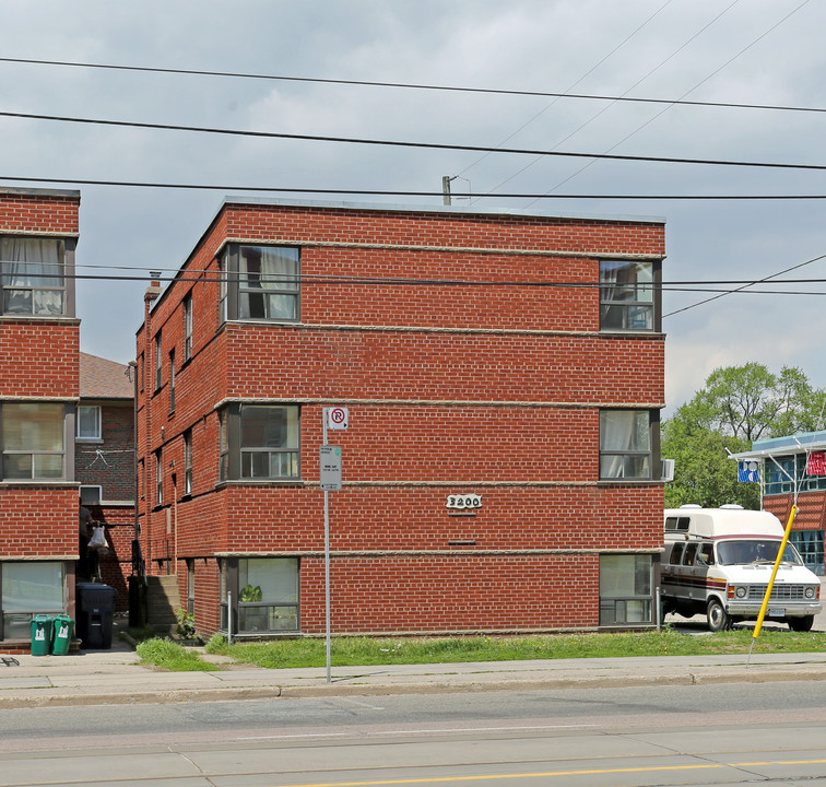 3200 Lake Shore Blvd W in Toronto, ON - Building Photo