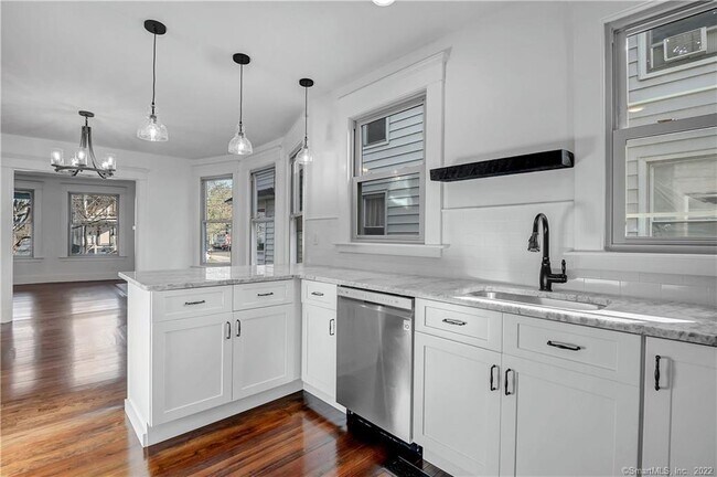 928 Elm St in New Haven, CT - Building Photo - Building Photo
