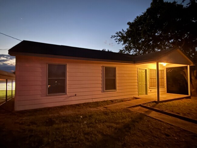 902 St Mary's St in Kenedy, TX - Building Photo - Building Photo