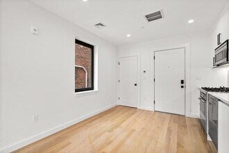 1618 Beacon St, Unit 3 in Brookline, MA - Building Photo - Building Photo