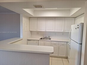 17600 NW 68th Ave in Hialeah, FL - Building Photo - Building Photo