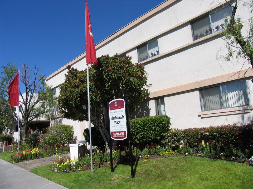 Blackhawk Place in Granada Hills, CA - Foto de edificio