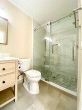 1105 Debra Dr, Unit B in Costa Mesa, CA - Foto de edificio - Building Photo