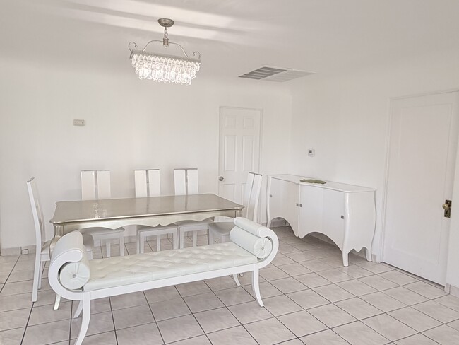 1745 College View Pl in Los Angeles, CA - Building Photo - Building Photo