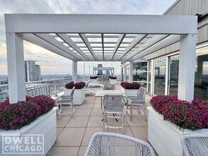 629 W Lake St, Unit 2B01 in Chicago, IL - Building Photo - Building Photo