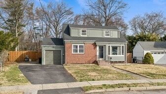 44 Schlosser Dr in Rochelle Park, NJ - Building Photo