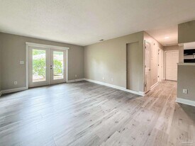500 N Crow Rd in Pensacola, FL - Building Photo