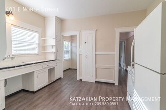 401 E Noble St in Stockton, CA - Foto de edificio - Building Photo