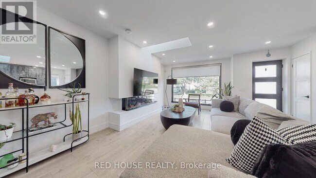 22 Gladsmore Crescent in Toronto, ON - Building Photo - Building Photo