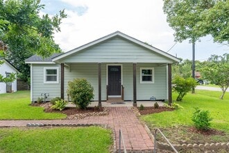 130 E Bernard St-Unit -2 in Clute, TX - Building Photo - Building Photo