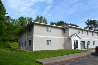 Whispering Pines in Cloquet, MN - Foto de edificio - Building Photo