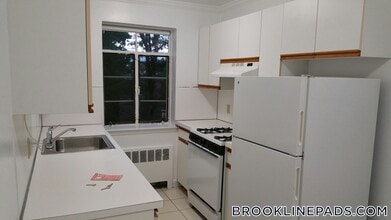 50 Alton Pl, Unit 3 in Brookline, MA - Foto de edificio - Building Photo