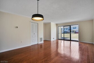 336 English Pl in Bernards, NJ - Building Photo - Building Photo