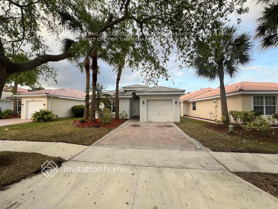 5255 NW 117th Ave in Coral Springs, FL - Foto de edificio