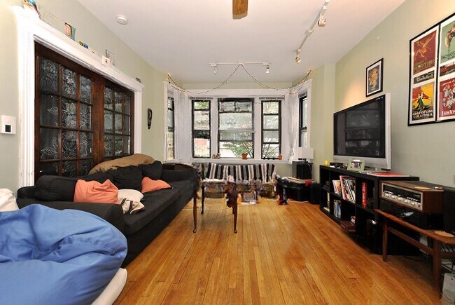 215 Saint Paul St, Unit 1 in Brookline, MA - Building Photo - Building Photo