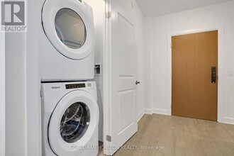 3240 William Coltson Ave in Oakville, ON - Building Photo - Building Photo