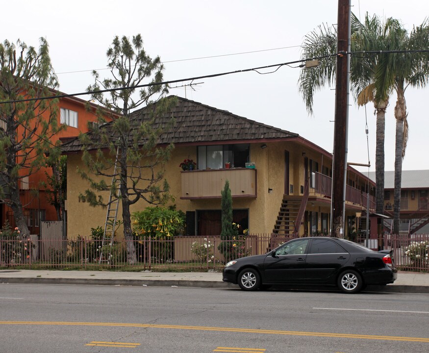 15847 Saticoy St in Van Nuys, CA - Building Photo