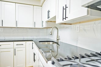 Ambassador Apartments in Philadelphia, PA - Foto de edificio - Building Photo