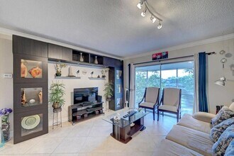5102 NW 36th St, Unit 5102 NW 36th Street 604, in Lauderdale Lakes, FL - Foto de edificio - Building Photo