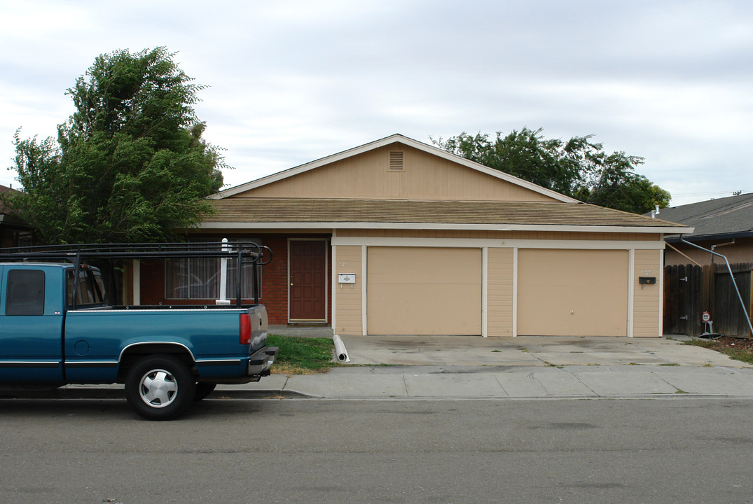 121-123 El Dorado Dr in Pittsburg, CA - Building Photo