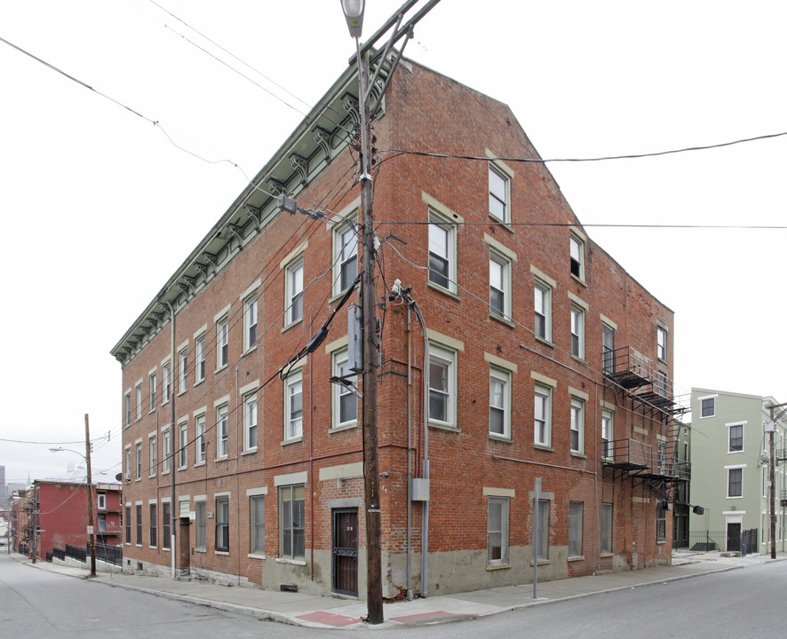 1631-1637 Hughes St in Cincinnati, OH - Building Photo