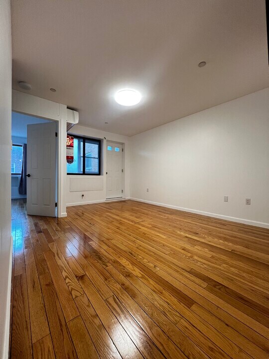 8523 Broadway, Unit 3c in Elmhurst, NY - Foto de edificio