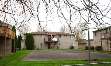 Cornelius Park Apartments in Cornelius, OR - Foto de edificio - Building Photo