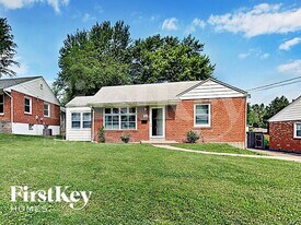 815 St Jean St in Florissant, MO - Building Photo