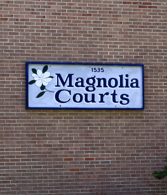 Magnolia Courts in Tallahassee, FL - Foto de edificio - Building Photo