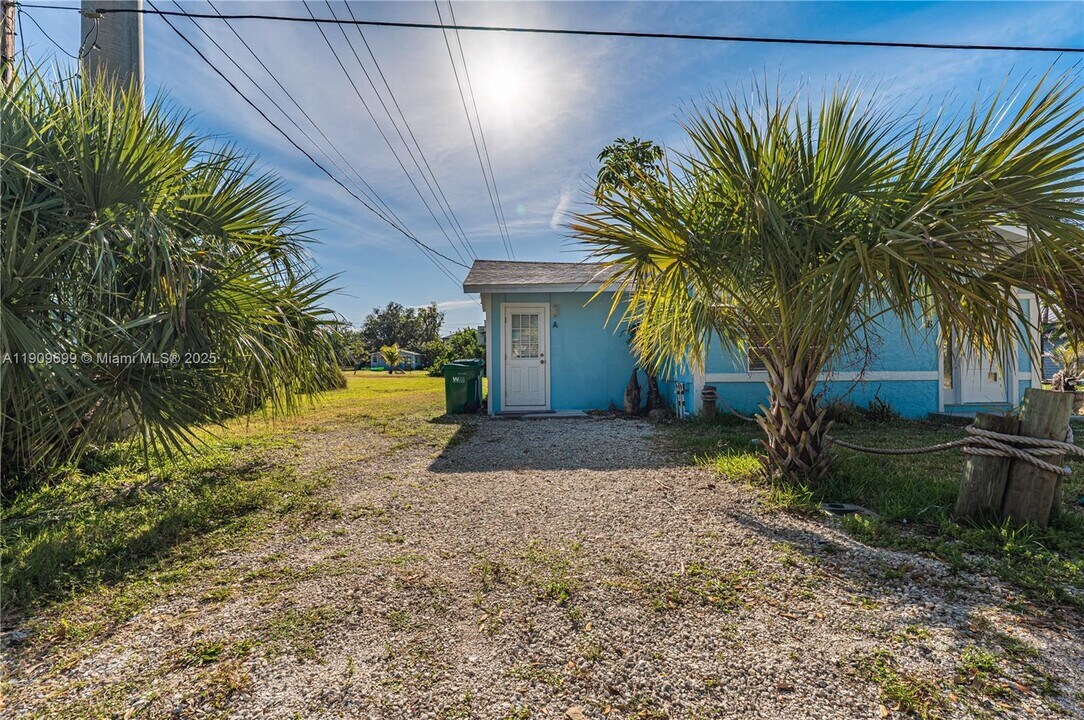 4504 Oakley St in Port Charlotte, FL - Foto de edificio