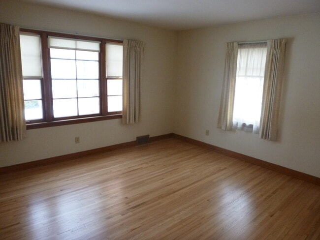 8329 W North Ave, Unit 1 in Wauwatosa, WI - Foto de edificio - Building Photo