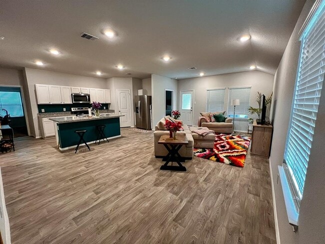 310 Comal Dr in Huntsville, TX - Building Photo - Building Photo