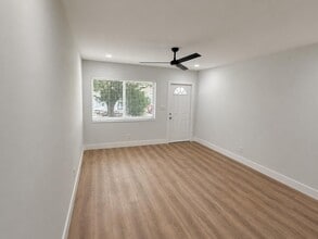 1077 NE 34th St in Oakland Park, FL - Building Photo - Building Photo