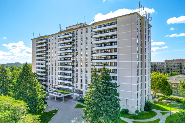 Bayview Square Apartments in Toronto, ON - Building Photo - Building Photo