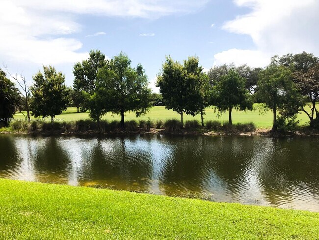 437 Vista Isles Dr in Plantation, FL - Building Photo - Building Photo