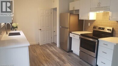 203 Erb St E in Waterloo, ON - Building Photo - Building Photo