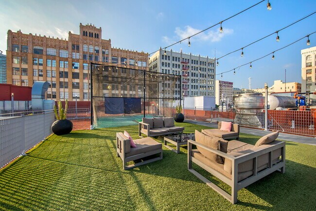 Santee Court in Los Angeles, CA - Building Photo - Building Photo