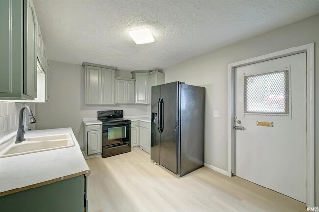 4695 N State Rd 43 in Solsberry, IN - Foto de edificio - Building Photo