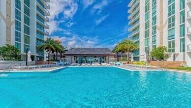 330 Sunny Isles Blvd in Sunny Isles Beach, FL - Foto de edificio - Building Photo