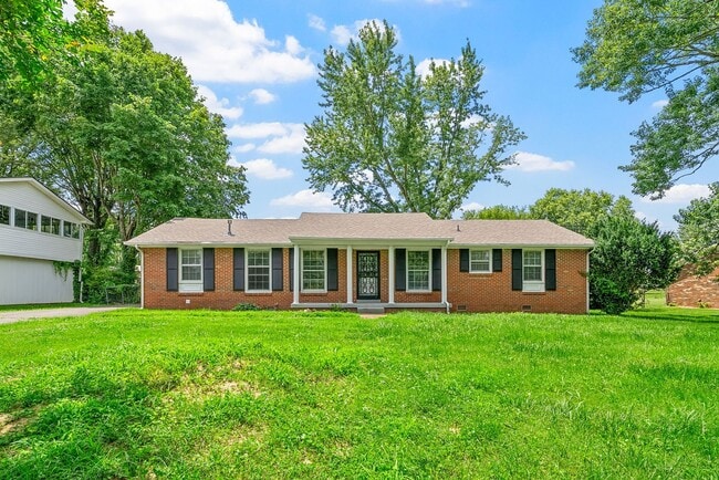 426 Peterson Ln in Clarksville, TN - Building Photo - Building Photo