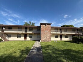 6040 Shaker Wood Cir in Tamarac, FL - Building Photo