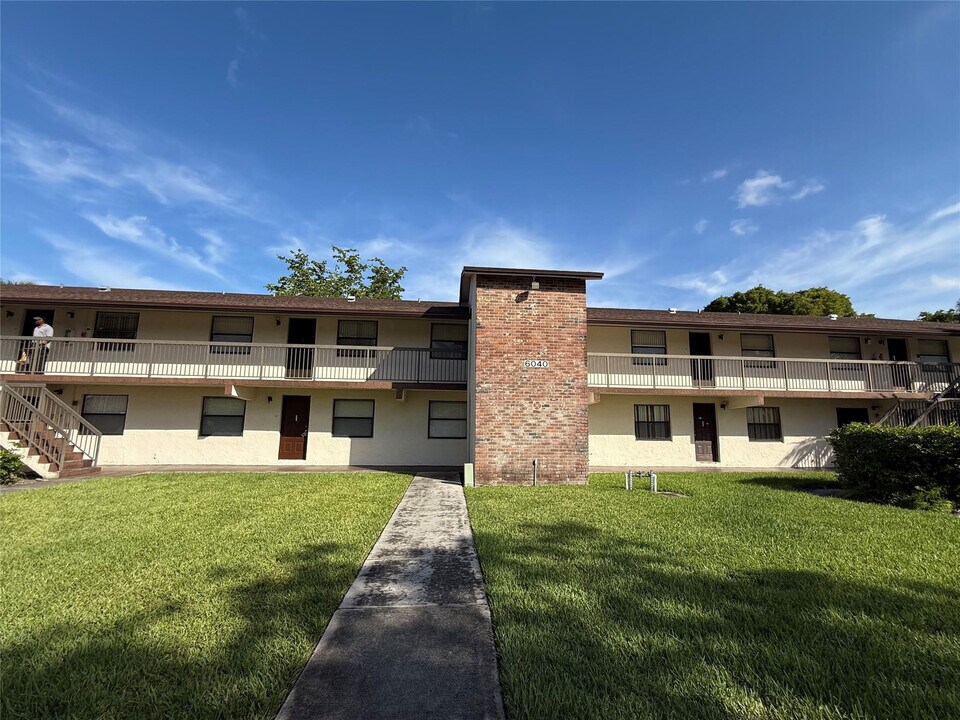 6040 Shaker Wood Cir in Tamarac, FL - Foto de edificio