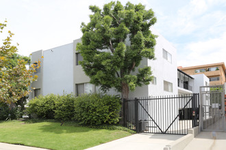 10980 Massachusetts Ave in Los Angeles, CA - Building Photo - Building Photo