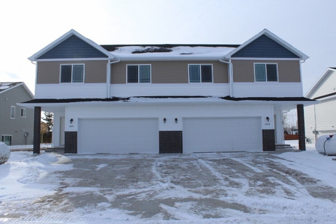 2239 35th St S Cir in Moorhead, MN - Building Photo