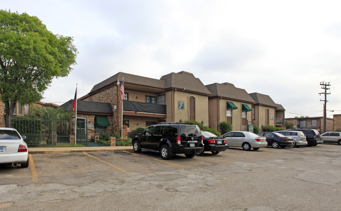 Piccadilly Place Apartments in Houston, TX - Building Photo