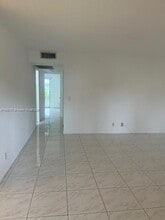 300 SW 134th Way in Pembroke Pines, FL - Foto de edificio - Building Photo
