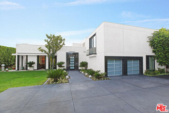 801 N Rexford Dr in Beverly Hills, CA - Building Photo - Building Photo