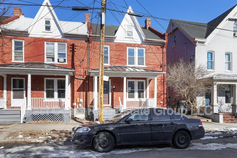 302 W Martin St in Martinsburg, WV - Building Photo