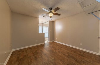 913 St Landry St, Unit #8 in Lafayette, LA - Foto de edificio - Building Photo