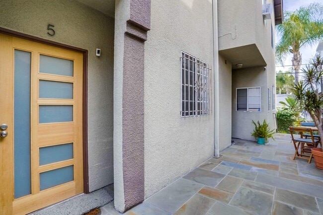 property at 852 N Poinsettia Pl